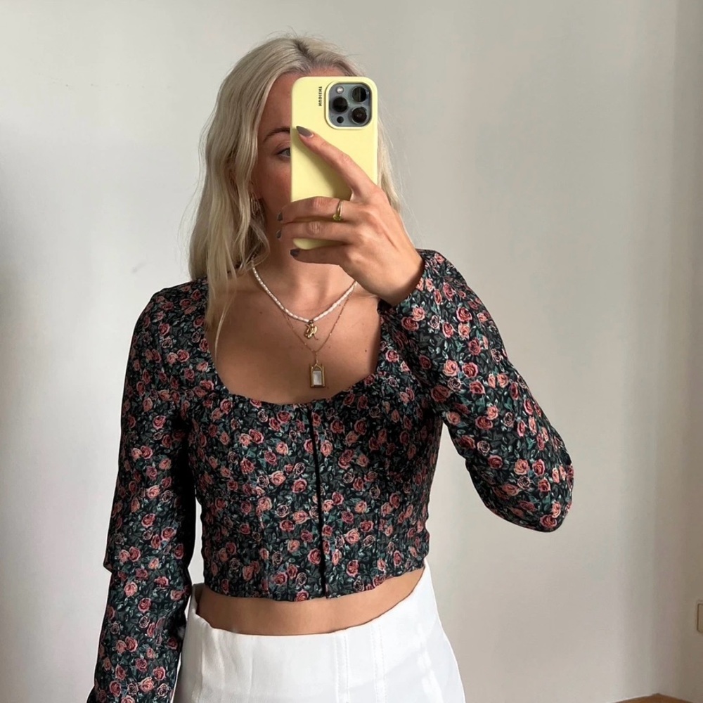 🌺 Zara Black Floral Rose Long Sleeve Crop Top Medium